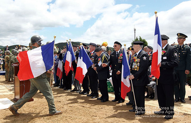 French veterans of the battle in Chipyong-ni received flags from Korean soldiers on a victory ceremony in 2012. By 대한민국 국군 Republic of Korea Armed Forces - 2010.5.26 지평리전투 기념행사, CC BY-SA 2.0, https://commons.wikimedia.org/w/index.php?curid=36999544
