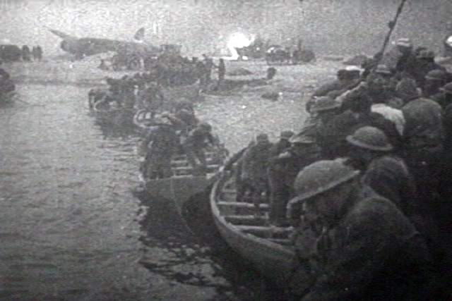 British troops escaping from Dunkirk in lifeboats (France, 1940). Screenhot taken from the 1943 United States Army propaganda film Divide and Conquer (Why We Fight #3) directed by Frank Capra and partially based on, news archives, animations, restaged scenes and captured propaganda material from both sides.