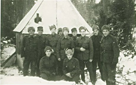 Finnish Jewish soldiers outside a field synagogue a few miles from German troops. Photo Source 