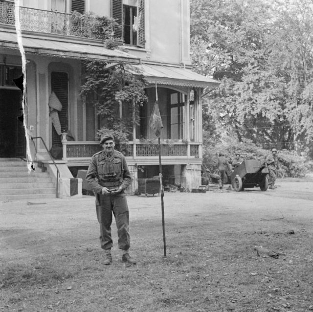 Major General Urquhart outside of the makeshift Headquarters in Oosterbeek. Image source: Wikimedia Commons/ public domain.
