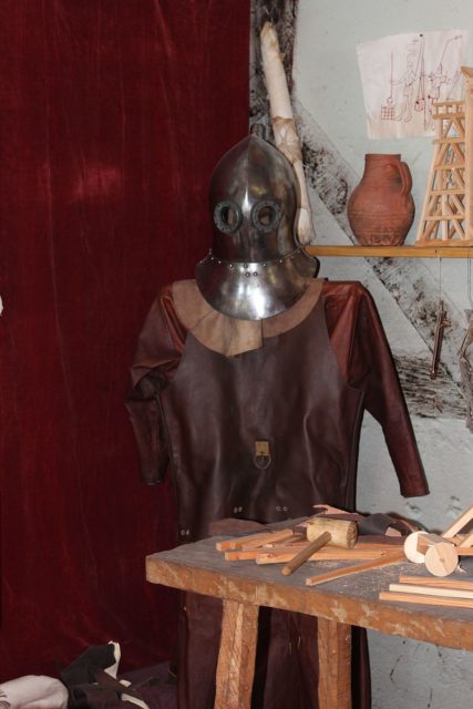 Medieval diving suit at Middle Ages Centre in Denmark. Reconstructed from Bellifortis by Konrad Kyeser. By Toxophilus – CC BY-SA 3.0