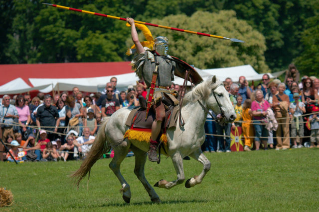 oman cavalry reenactment show during “Römerfest 2008” in Carnuntum. By MatthiasKabel – CC BY-SA 3.0