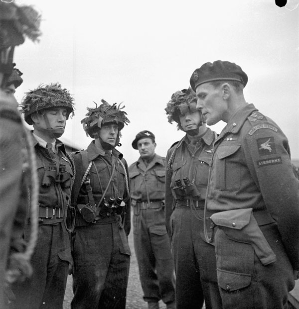 Hill (right) talking to Canadian Paratroopers on December 6, 1943.