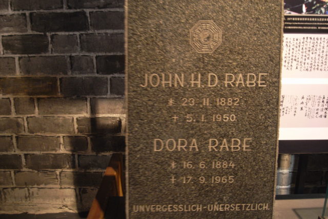 The tombstone of John and his wife, Dora, in Nanjing;  By WL – CC BY 2.0