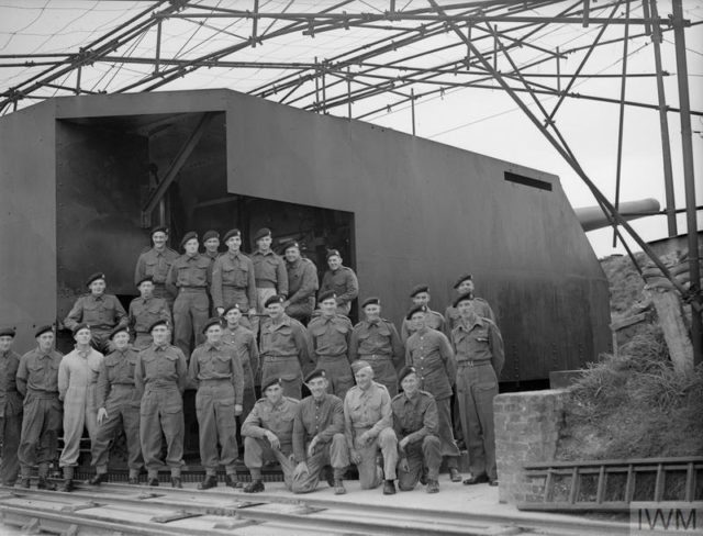 Officers and gun crew in front of ‘Pooh’. Copyright: © IWM. Photo Credit
