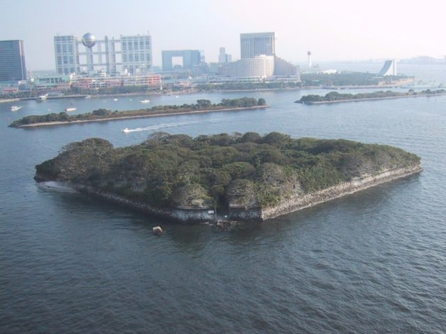 “No. 6 Battery”, one of the original Edo-era battery islands – Chris 73 – CC BY-SA 3.0