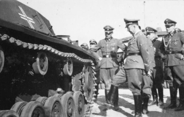 Himmler (center, with boot raised) September 1940. Bundesarchiv – CC-BY SA 3.0