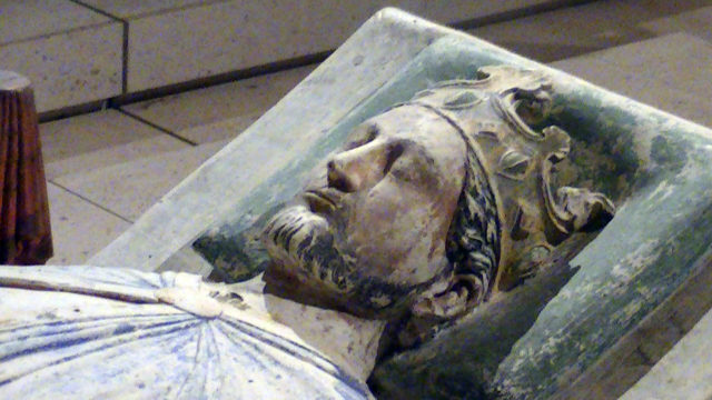 An effigy of Richard I of England, also called Richard Cœur de Lion (Richard the Lionheart), at Fontevraud Abbey in Anjou, France. Adam Bishop – CC-BY SA 3.0