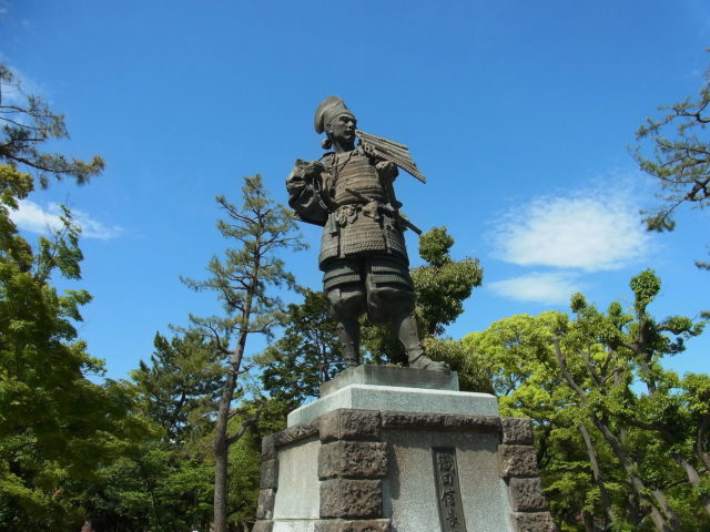 Statue of Oda Nobunaga at Kiyosu Castle. Bariston – CC BY-SA 4.0