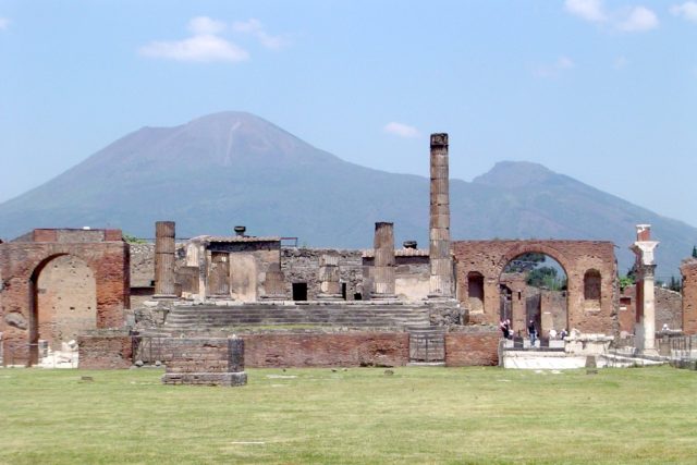 The excavated remains of Pompeii with Vesuvius in the background. Qfl247, CC BY-SA 3.0.