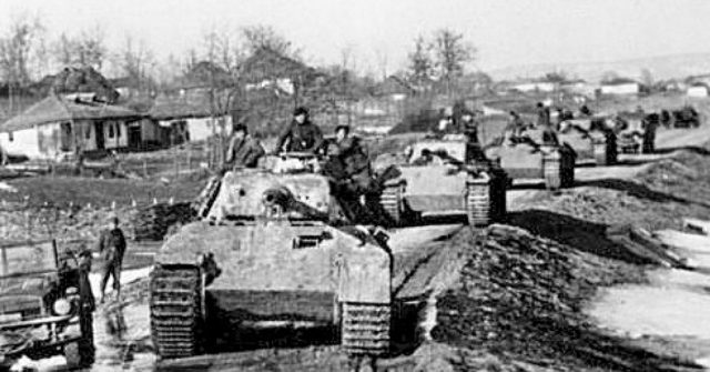 Großdeutschland Division tanks in Romania in 1944. Bundesarchiv – CC-BY SA 3.0