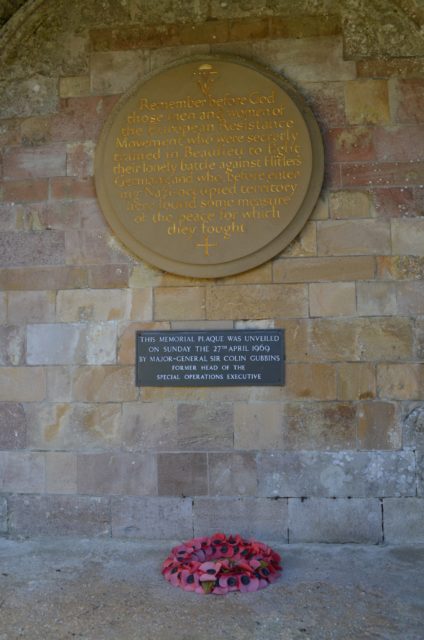 An SOE memorial plaque at Beaulieu Abbey in Hampshire, England. Ericoides – CC-BY SA 4.0