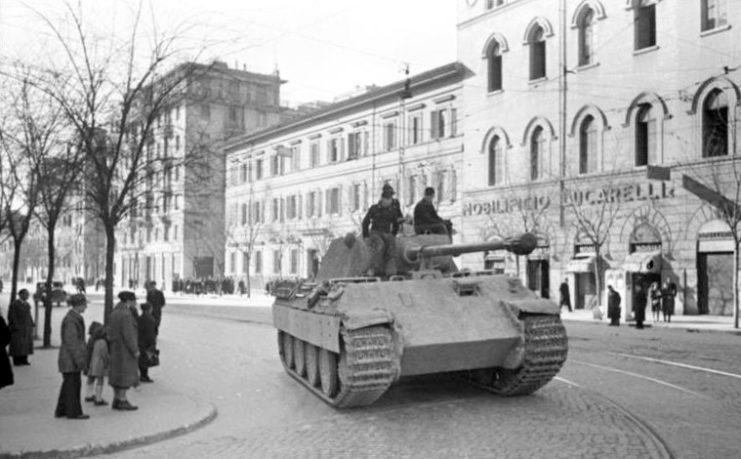 Rome, 1944 – German panzers roll through the streets. Bundesarchiv – CC-BY SA 3.0