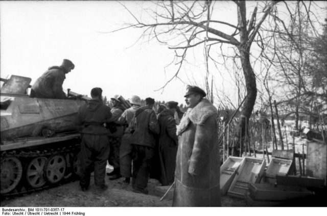 The ‘Panzer Count’ Addresses his men. Bundesarchiv – CC-BY SA 3.0