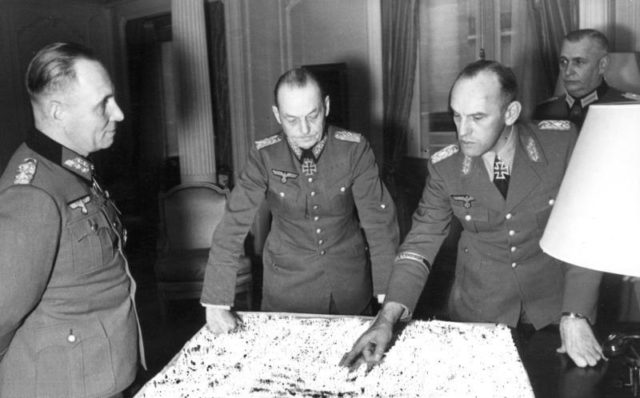 Generalfeldmarschälle Gerd von Rundstedt and Erwin Rommel meeting in Paris. Photo: Bundesarchiv, Bild 101I-718-0149-12A / Jesse / CC-BY-SA 3.0.