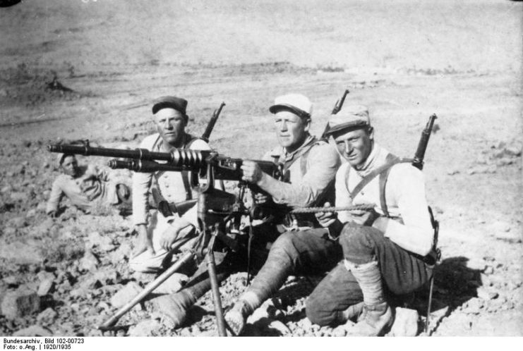 Legionnaires in Morocco with a Hotchkiss M1914. Circa 1920. Photo: Bundesarchiv, Bild 102-00723 / CC-BY-SA 3.0.
