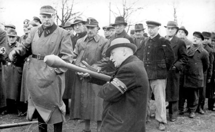Winter 1945: Volkssturm members being trained to use the Panzerfaust anti-tank weapon. Photo: Bundesarchiv, Bild 183-J31391 / CC-BY-SA 3.0.