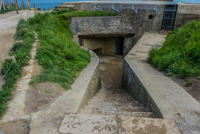 Surviving observation bunker at the Pointe du Hoc. Archangel12 – CC BY 2.0.
