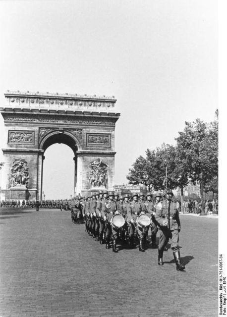 German soldiers march by the Arc de Triomphe on the Avenue des Champs-Élysées in Paris, 1940. Photo: Bundesarchiv, Bild 101I-751-0067-34 / Kropf / CC-BY-SA.