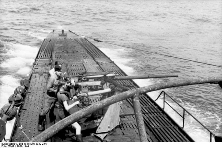 U-103 in 1939. Looking backwards from the conning tower. Note the width of casing of the Type IX compared to the Type VII U-boat. Photo: Bundesarchiv, Bild 101II-MW-3930-23A / Weiß / CC-BY-SA 3.0
