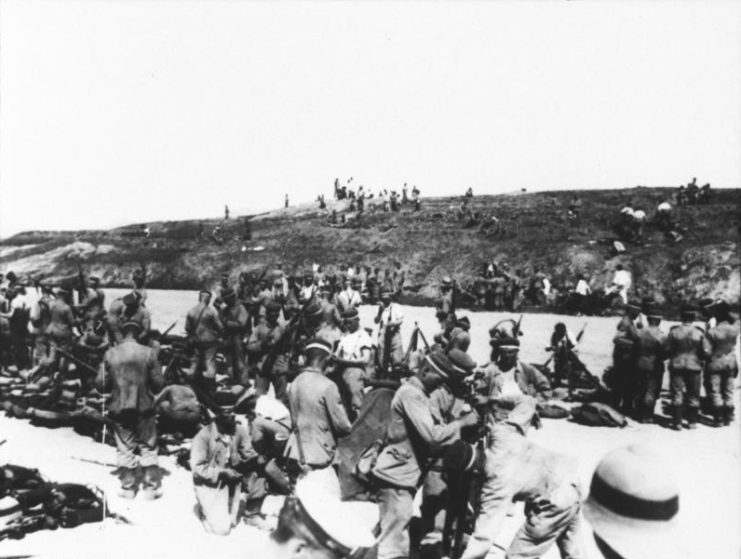 German front line at Tsingtao 1914; the head cover identifies these men as members of III Seebataillon (III Sea Battalion) of Marines. Photo: Bundesarchiv, Bild 134-C1299 / CC-BY-SA 3.0.