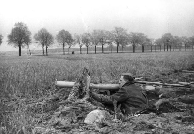 April 1945: a member of the Volkssturm, the German home defence militia, armed with Panzerschreck, outside Berlin. Photo: Bundesarchiv, Bild 146-1985-092-29 / Woscidlo, Wilfried / CC-BY-SA 3.0.