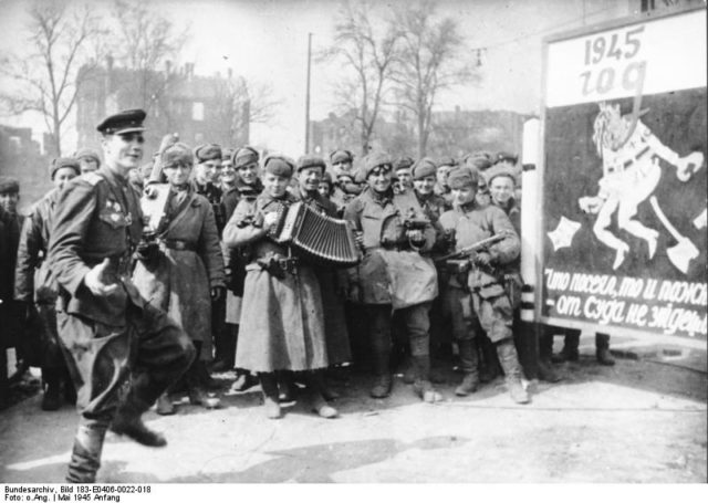 Soviet soldiers celebrating the surrender of the German forces in Berlin, 2 May 1945. Photo: Bundesarchiv, Bild 183-E0406-0022-018 / CC-BY-SA 3.0.