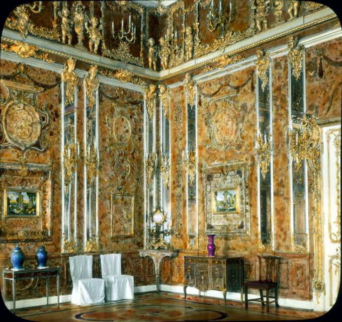 Hand-coloured photograph of the original Amber Room, 1931