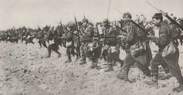 French infantry bayonet charge during the First World War. The men are carrying 1886 Lebel rifles.