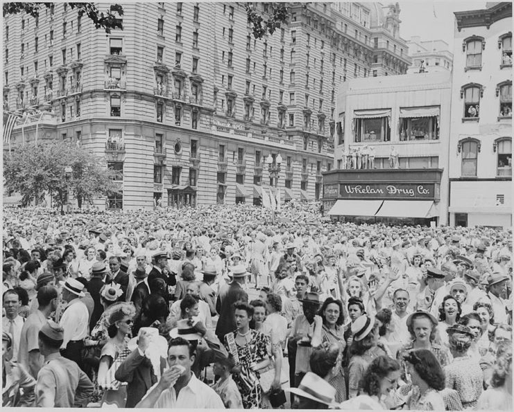 People gathered along a Washington street to welcome General Dwight D. Eisenhower.