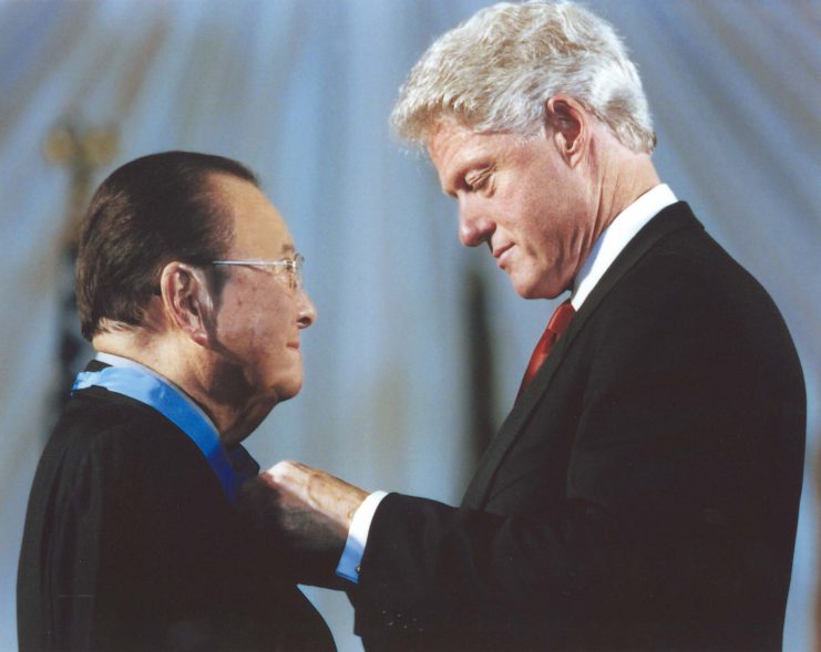President Clinton presenting the Medal of Honor to Senator Inouye on June 21, 2000