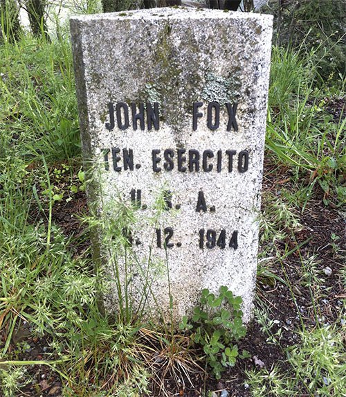 Memorial to Medal of Honor recipient John R. Fox in the woods and ruins above Sommocolonia, Italy. – By Lief Fenno – CC BY-SA 4.0