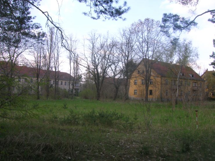 Barracks ruins in Kummersdorf Gut in Brandenburg – Mazbln – CC-BY 3.0