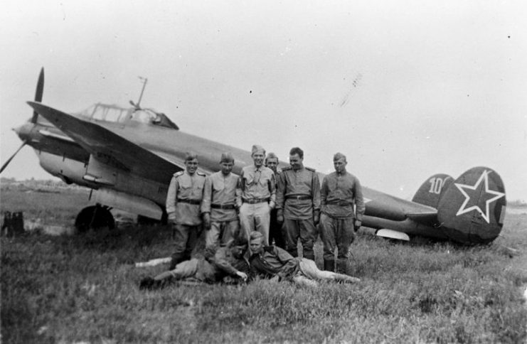 Soviet pilots and ground crew pose in front of a Pe-2 light bomber at Poltava, June 1944.