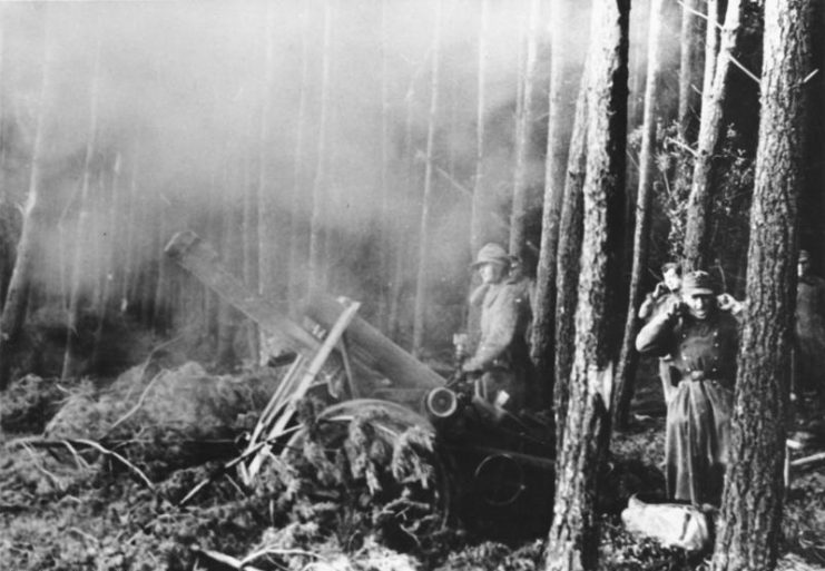 A German heavy mortar firing in defense against a U.S. attack on 22 November 1944 in the Hürtgen forest. By Bundesarchiv – CC BY-SA 3.0 de