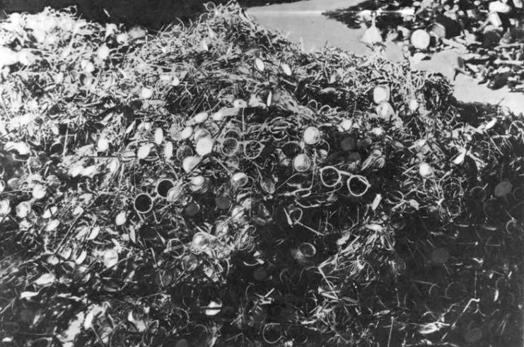 Thousands upon thousands of pairs of eyeglasses taken from victims of the notorious camp. Bundesarchiv – CC-BY SA 3.0