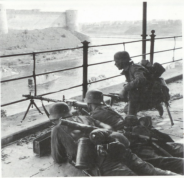 Estonian soldiers defending the western side of the Narva river.