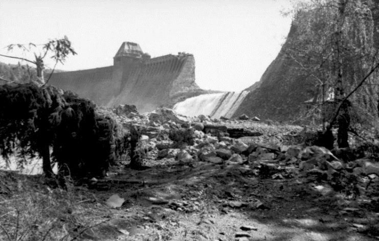 Möhne Dam after the attack. Photo: Bundesarchiv, Bild 101I-637-4192-20 / Schalber / CC-BY-SA 3.0.