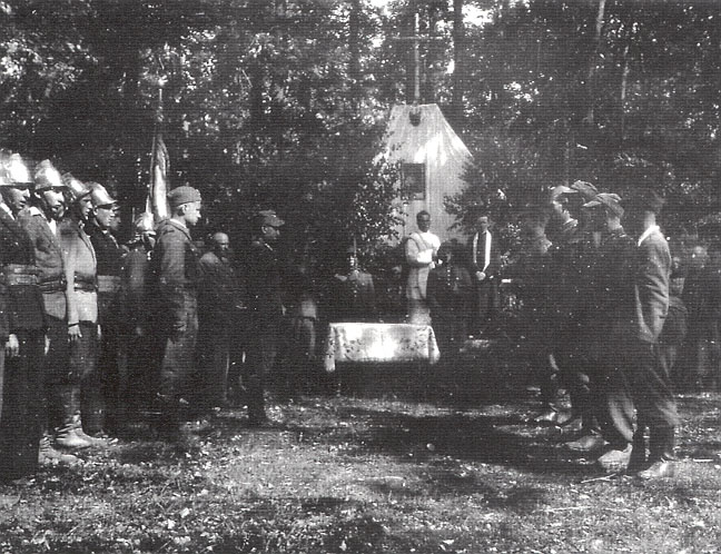 The Catholic service during the June 29 1944 ceremony, when the Partisan Unit of the 34th Infantry Regiment received its official banner. The altar is draped in silk from a US parachute.