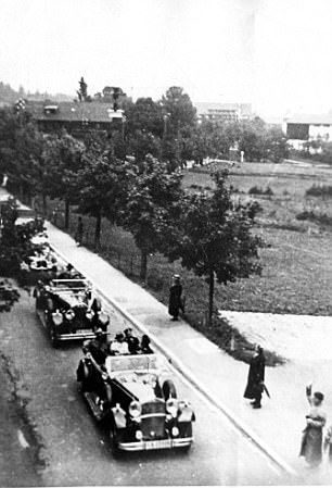 Hitler arrived in convoy to the Kurhaus Hanslbauer hotel