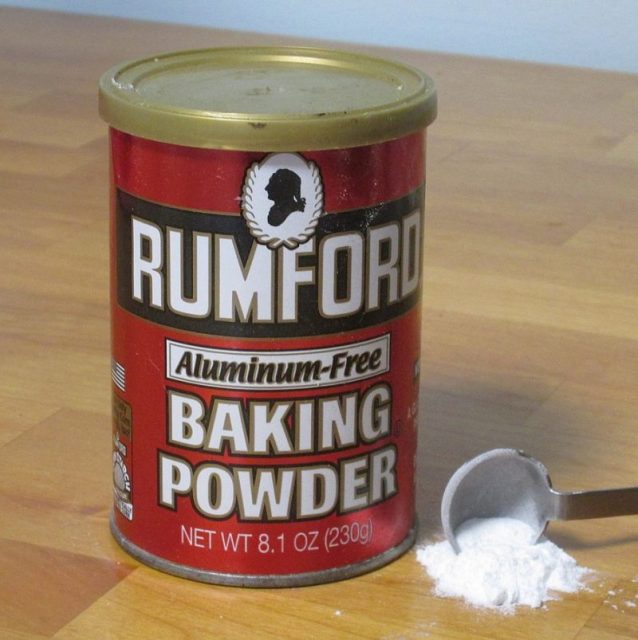 U.S. consumer-packaged baking powder. This particular type of baking powder contains monocalcium phosphate, sodium bicarbonate, and cornstarch. Photo: Lou Sander / CC-BY-SA 3.0