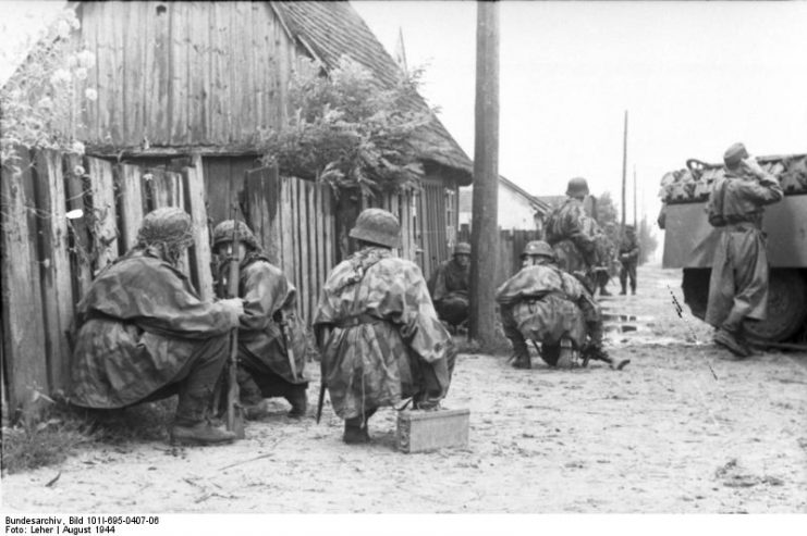 Waffen-SS troops during Warsaw Uprising. By Bundesarchiv – CC BY-SA 3.0 de