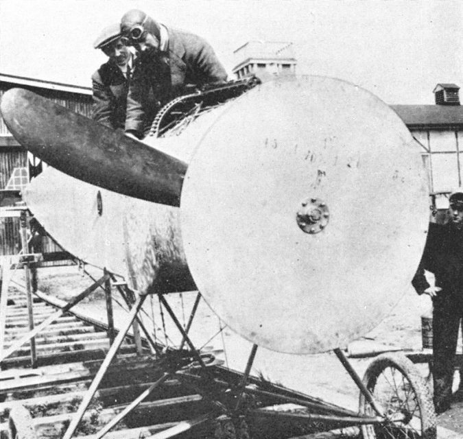 A ground Fokker synchronization gear test using a wooden disc to measure performance.