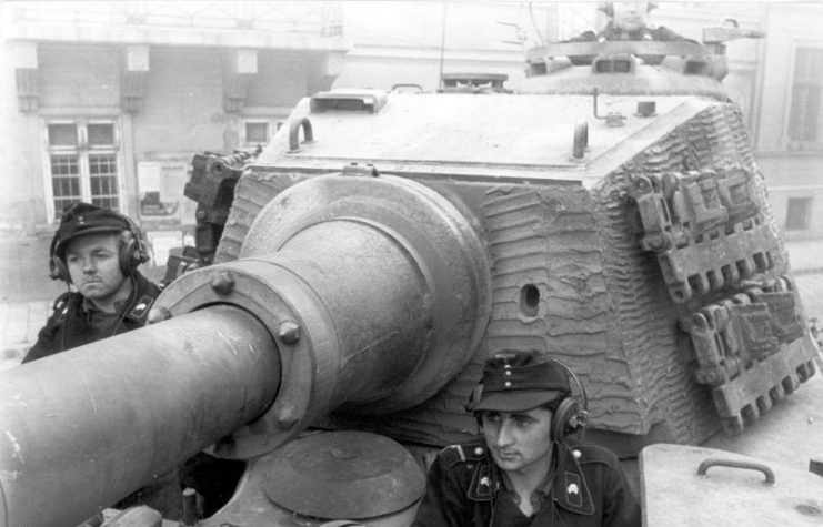 Close view of Zimmerit on the turret of a Tiger II. Photo: Bundesarchiv, Bild 101I-680-8282A-09 / Keiner / CC-BY-SA 3.0.