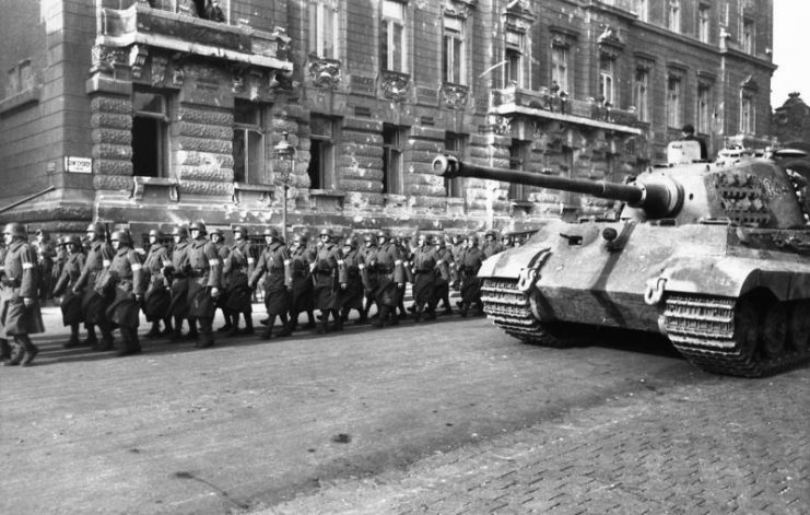 A Tiger II of s.H.Pz.Abt. 503 and Hungarian troops in a battle-scarred street in Buda’s Castle district, October 1944. Photo: Bundesarchiv, Bild 101I-680-8283A-12A / Faupel / CC-BY-SA 3.0