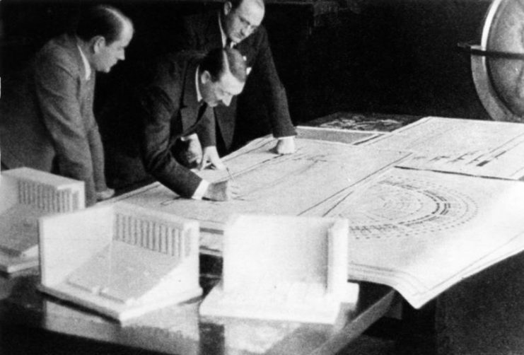 Adolf Hitler in front of the plans of Germania. Photo: Bundesarchiv, Bild 146-1971-016-31 / CC-BY-SA 3.0