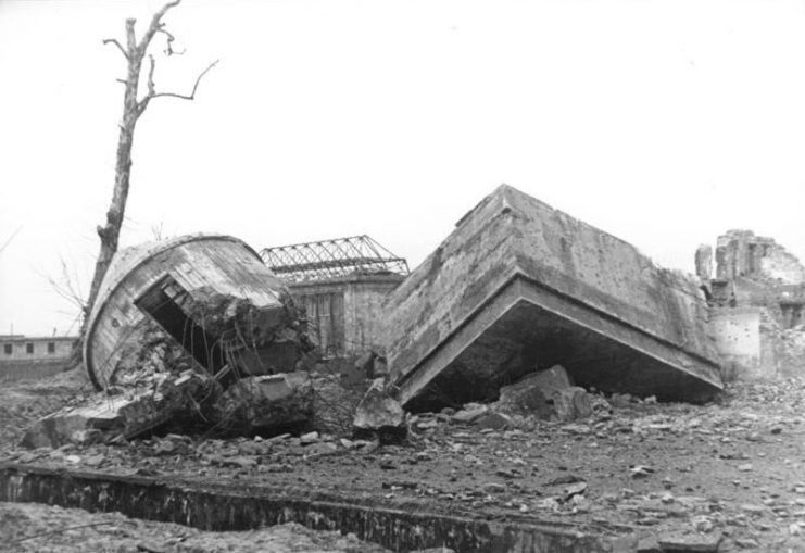 Ruins of the Fuhrerbunker after demolition in 1947. Photo: Bundesarchiv, Bild 183-M1204-319 / Donath, Otto / CC-BY-SA 3.0.