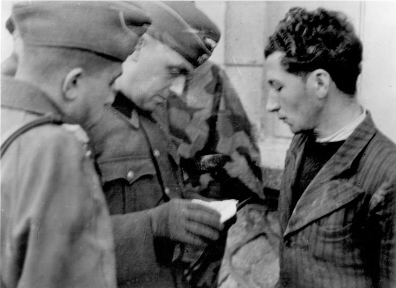 German Soldiers Interrogate French Citizen -Bundesarchiv, Bild 146-1983-077-13A / Koll / CC-BY-SA 3.0
