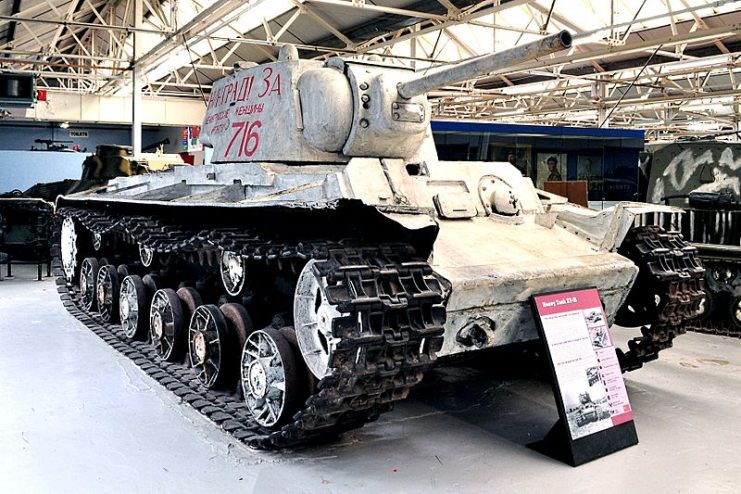 KV1B Heavy Tank at the Tank Museum, Bovington – Mightyhansa CC BY-SA 4.0