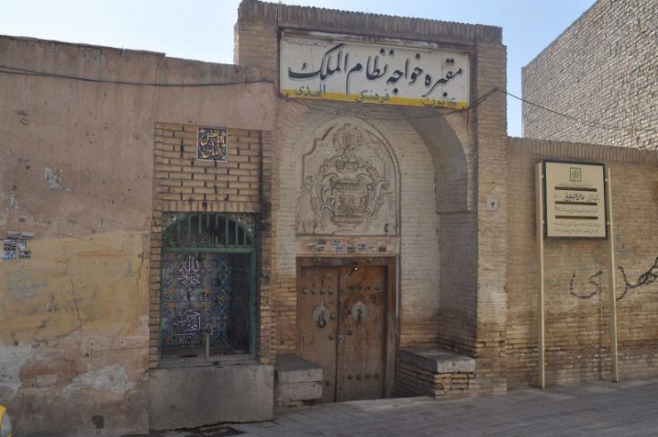 Nizam al-Mulk tomb. Photo: aboroumand – عکس از خودم – GFDL
